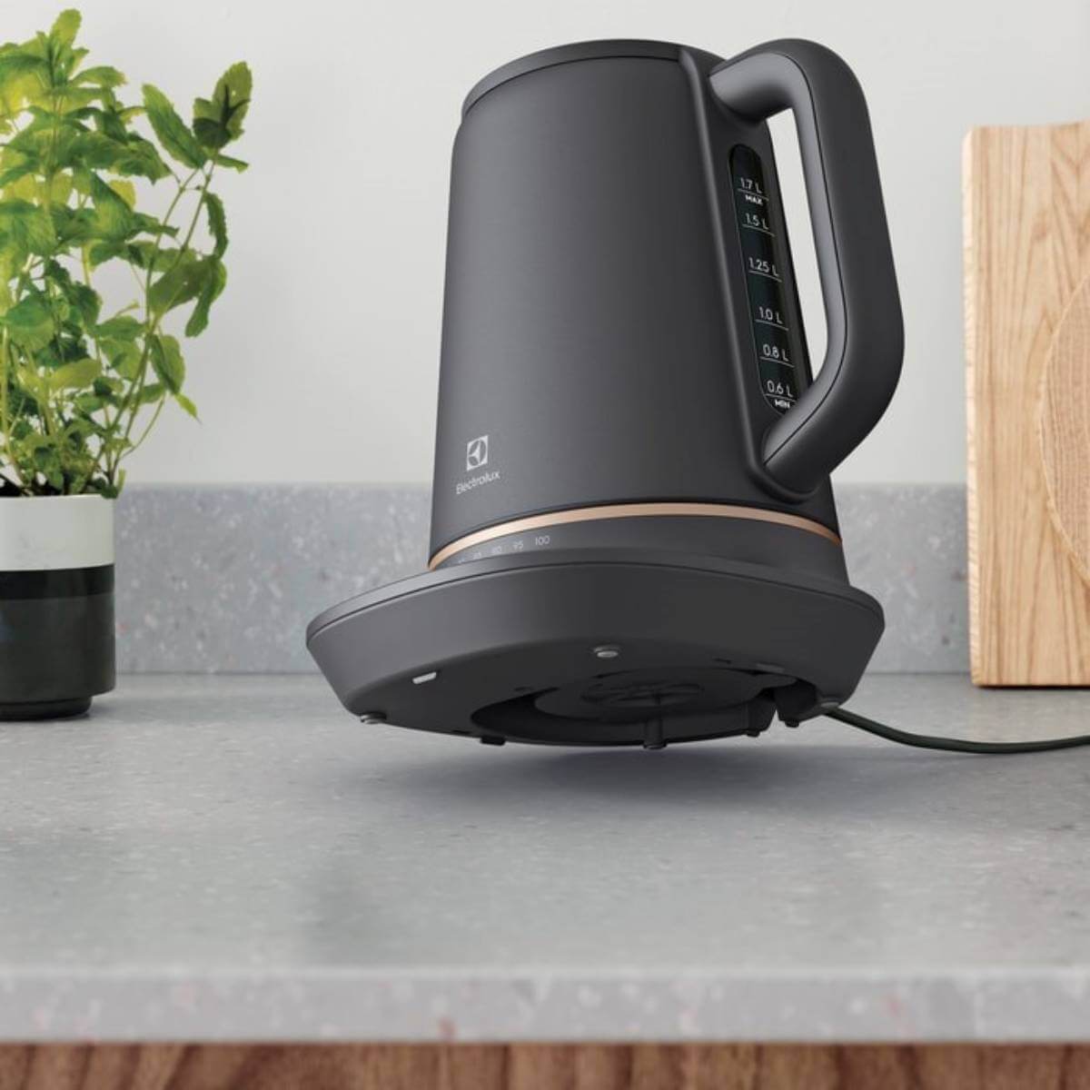 Чайник ELECTROLUX E7K1-6BP